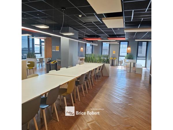 Location bureaux à Villeurbanne cour intérieure arborée et parkings sous-sol