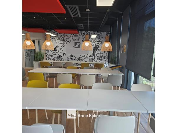 Location bureaux à Villeurbanne cour intérieure arborée et parkings sous-sol