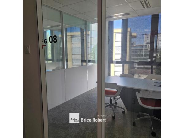 Location bureaux à Villeurbanne cour intérieure arborée et parkings sous-sol