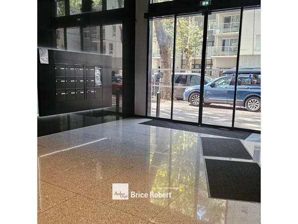 Location bureaux à Villeurbanne cour intérieure arborée et parkings sous-sol