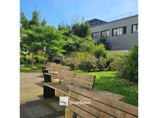 Location bureaux à Villeurbanne cour intérieure arborée et parkings sous-sol