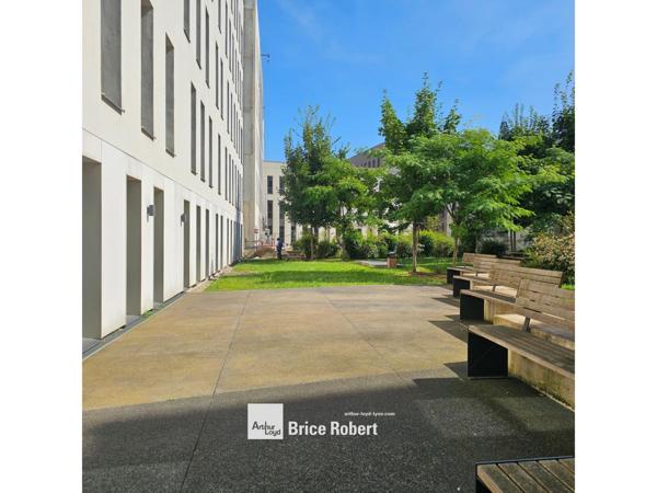 Location bureaux à Villeurbanne cour intérieure arborée et parkings sous-sol