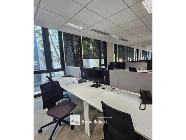 Location bureaux à Villeurbanne cour intérieure arborée et parkings sous-sol