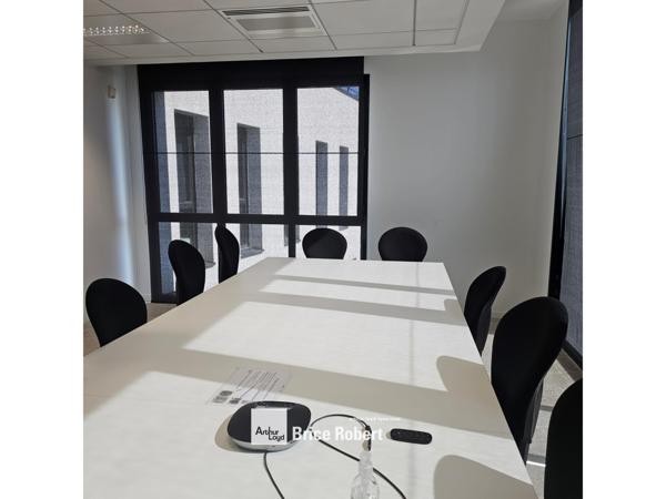 Location bureaux à Villeurbanne cour intérieure arborée et parkings sous-sol