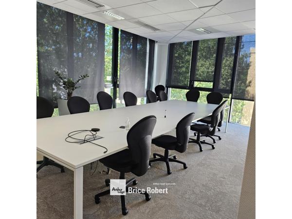Location bureaux à Villeurbanne cour intérieure arborée et parkings sous-sol