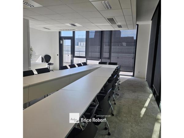Location bureaux à Villeurbanne cour intérieure arborée et parkings sous-sol