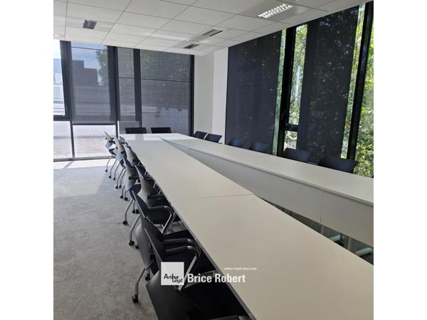 Location bureaux à Villeurbanne cour intérieure arborée et parkings sous-sol