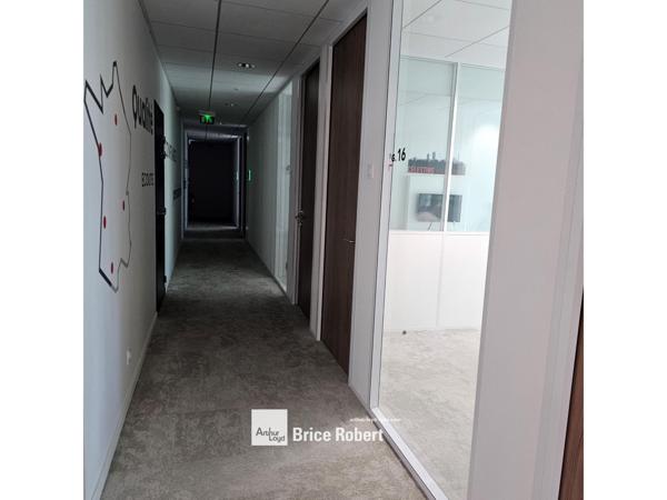 Location bureaux à Villeurbanne cour intérieure arborée et parkings sous-sol