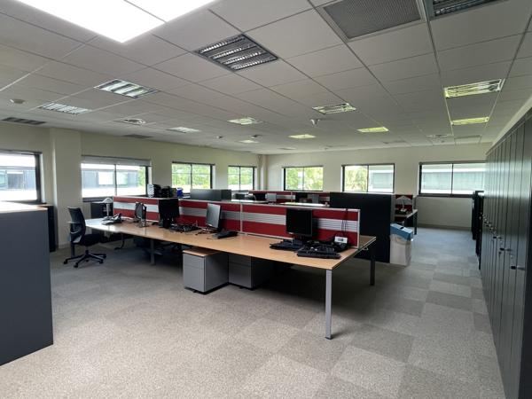 A LOUER BUREAUX À PARTIR DE 616 M2 À LACROIX SAINT OUEN