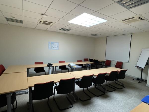 A LOUER BUREAUX À PARTIR DE 616 M2 À LACROIX SAINT OUEN