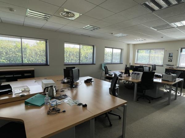 A LOUER BUREAUX À PARTIR DE 616 M2 À LACROIX SAINT OUEN