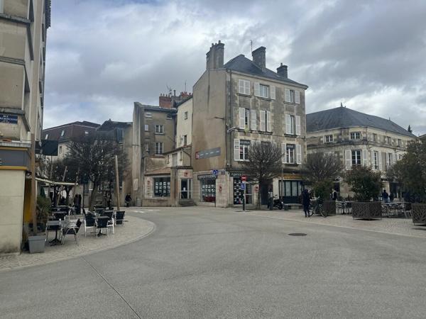A LOUER - BUREAUX COMMERCIAUX AU COEUR DU CENTRE VILLE DE POITIERS