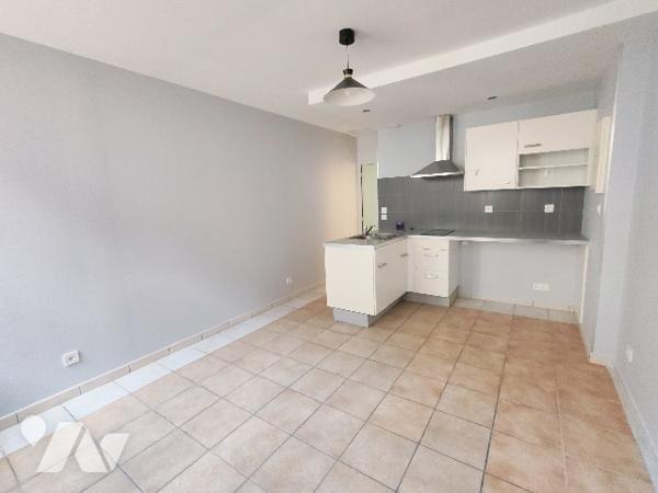 Spécial investisseur, venez découvrir cet immeuble en parfait état avec ses trois appartements loués