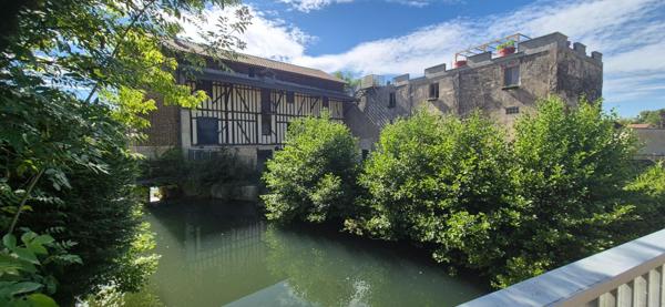 Superbe Ensemble Immobilier de 240 m² Style Champenois à Réhabiliter avec ses Greniers, Dépendances et 1 Logement Résidentiel de 210 m² Entièrement Rénover avec sa Cour avant sécurisée, son Toit Terrasse de 210 m² aménagé et décoré et son Terrain clos, ar
