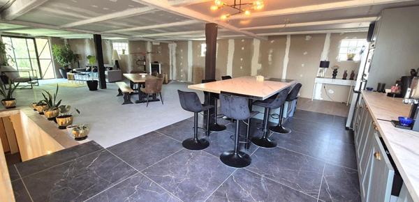 Superbe Ensemble Immobilier de 240 m² Style Champenois à Réhabiliter avec ses Greniers, Dépendances et 1 Logement Résidentiel de 210 m² Entièrement Rénover avec sa Cour avant sécurisée, son Toit Terrasse de 210 m² aménagé et décoré et son Terrain clos, ar