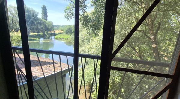 Superbe Ensemble Immobilier de 240 m² Style Champenois à Réhabiliter avec ses Greniers, Dépendances et 1 Logement Résidentiel de 210 m² Entièrement Rénover avec sa Cour avant sécurisée, son Toit Terrasse de 210 m² aménagé et décoré et son Terrain clos, ar