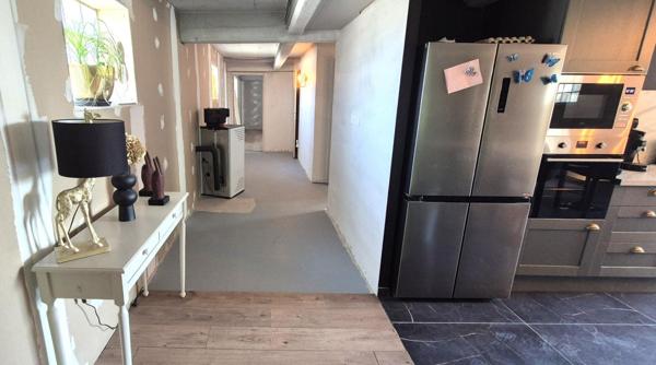 Superbe Ensemble Immobilier de 240 m² Style Champenois à Réhabiliter avec ses Greniers, Dépendances et 1 Logement Résidentiel de 210 m² Entièrement Rénover avec sa Cour avant sécurisée, son Toit Terrasse de 210 m² aménagé et décoré et son Terrain clos, ar