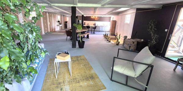 Superbe Ensemble Immobilier de 240 m² Style Champenois à Réhabiliter avec ses Greniers, Dépendances et 1 Logement Résidentiel de 210 m² Entièrement Rénover avec sa Cour avant sécurisée, son Toit Terrasse de 210 m² aménagé et décoré et son Terrain clos, ar