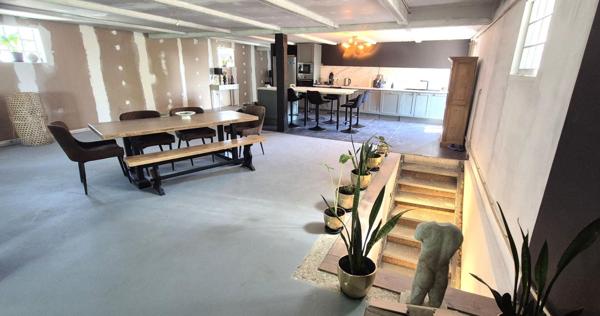 Superbe Ensemble Immobilier de 240 m² Style Champenois à Réhabiliter avec ses Greniers, Dépendances et 1 Logement Résidentiel de 210 m² Entièrement Rénover avec sa Cour avant sécurisée, son Toit Terrasse de 210 m² aménagé et décoré et son Terrain clos, ar
