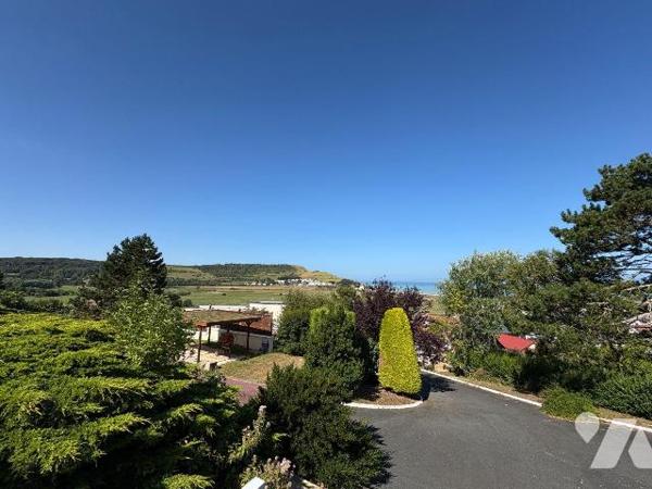 Maison contemporaine proche de la plage offrant une jolie vue mer et comprenant:
- au rez-de-c...