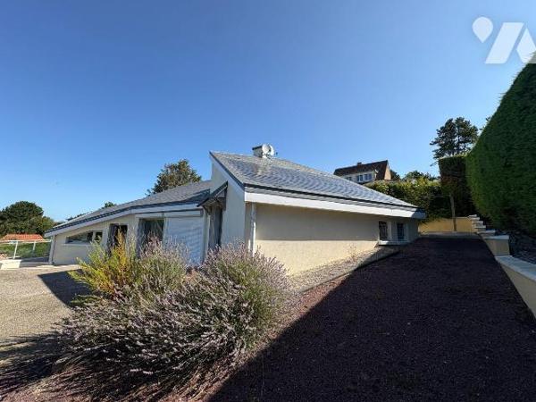 Maison contemporaine proche de la plage offrant une jolie vue mer et comprenant:
- au rez-de-c...