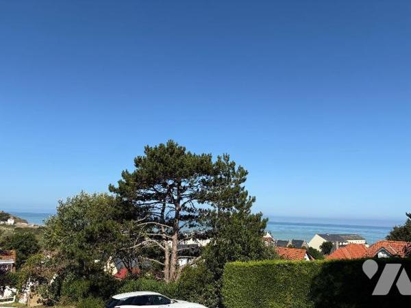 Maison contemporaine proche de la plage offrant une jolie vue mer et comprenant:
- au rez-de-c...