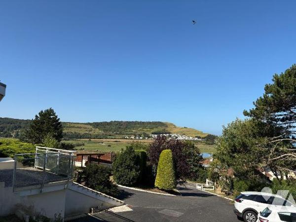 Maison contemporaine proche de la plage offrant une jolie vue mer et comprenant:
- au rez-de-c...