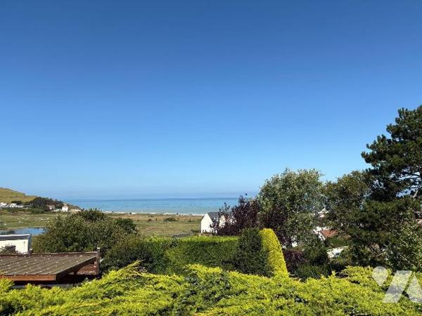 Maison contemporaine proche de la plage offrant une jolie vue mer et comprenant:
- au rez-de-c...