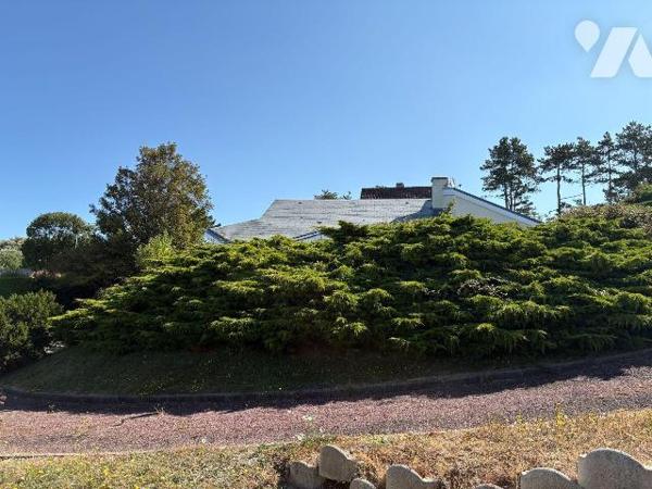 Maison contemporaine proche de la plage offrant une jolie vue mer et comprenant:
- au rez-de-c...