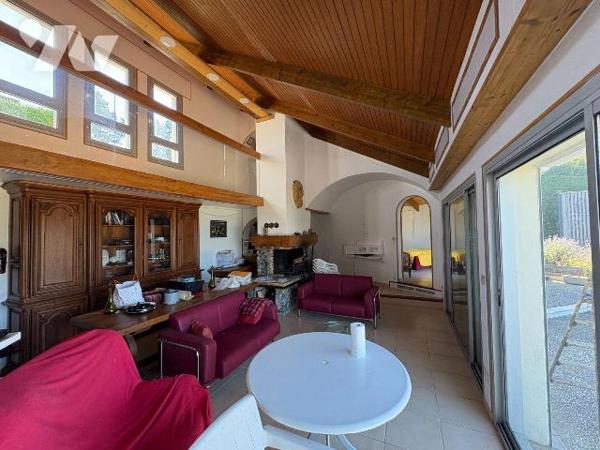 Maison contemporaine proche de la plage offrant une jolie vue mer et comprenant:
- au rez-de-c...