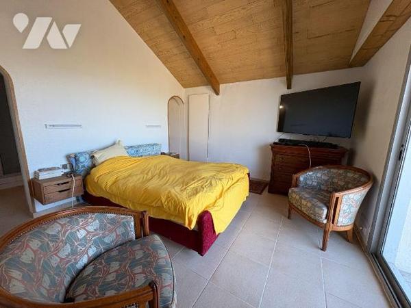 Maison contemporaine proche de la plage offrant une jolie vue mer et comprenant:
- au rez-de-c...