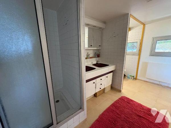 Maison contemporaine proche de la plage offrant une jolie vue mer et comprenant:
- au rez-de-c...