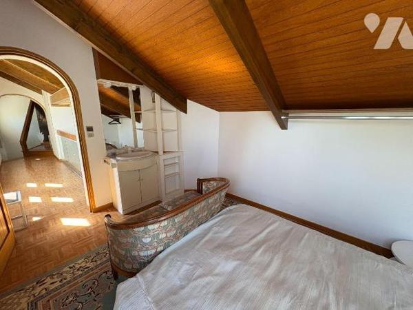 Maison contemporaine proche de la plage offrant une jolie vue mer et comprenant:
- au rez-de-c...