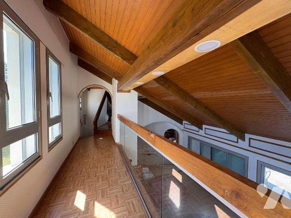 Maison contemporaine proche de la plage offrant une jolie vue mer et comprenant:
- au rez-de-c...