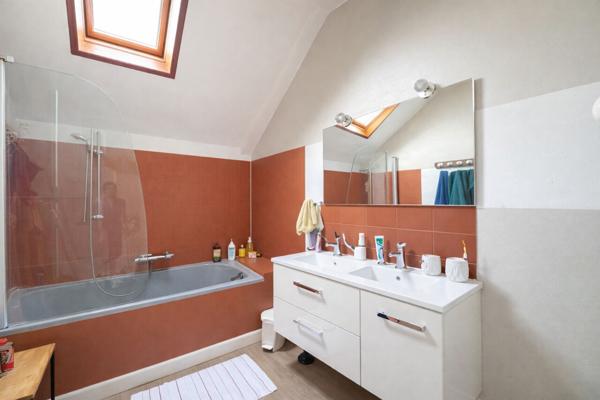 Maison à Vendre à Chaumont - 5 Pièces, 109 m², Jardin, Garage