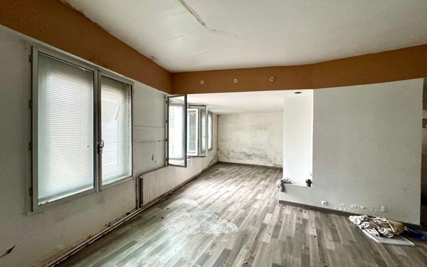 Maison à vendre    2 pièces • 270 m2 Saint-Quentin