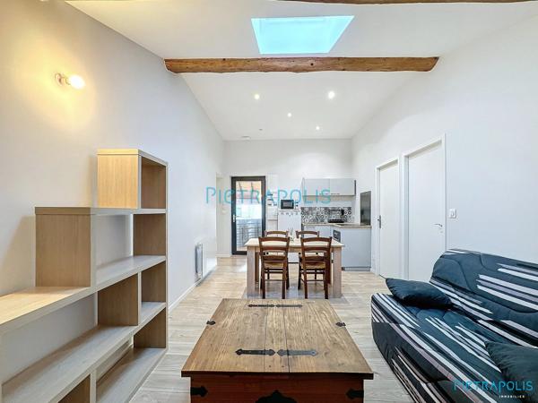 Maison de ville rénovée avec espaces extérieurs à La Boisse