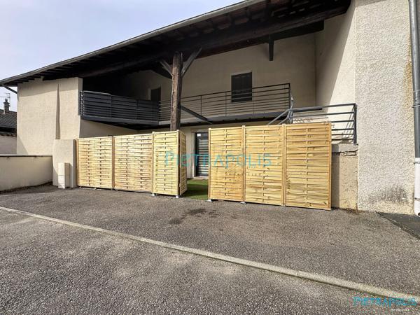 Maison de ville rénovée avec espaces extérieurs à La Boisse