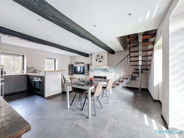 Maison de ville rénovée avec espaces extérieurs à La Boisse