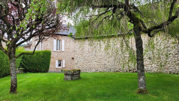 Très belle maison en pierres avec grange et terrain.