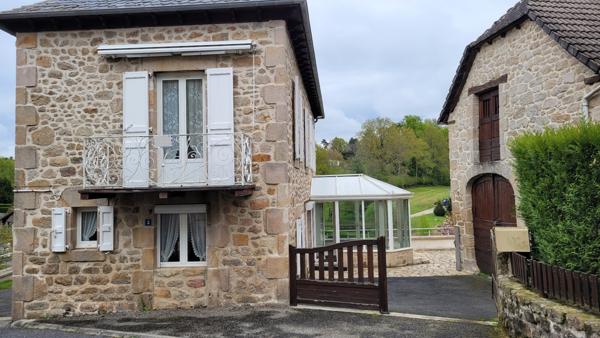 Très belle maison en pierres avec grange et terrain.