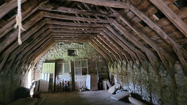Très belle maison en pierres avec grange et terrain.