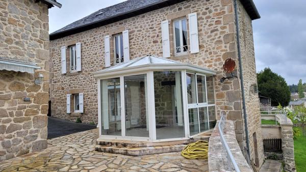Très belle maison en pierres avec grange et terrain.