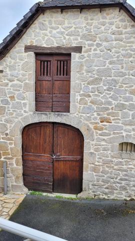 Très belle maison en pierres avec grange et terrain.