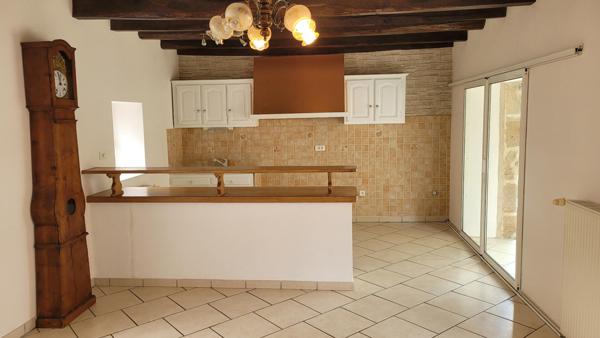 Très belle maison en pierres avec grange et terrain.