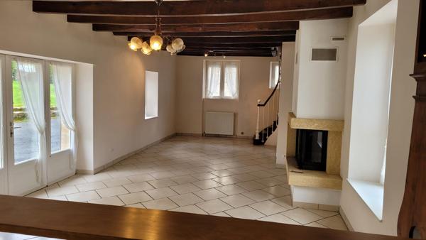 Très belle maison en pierres avec grange et terrain.