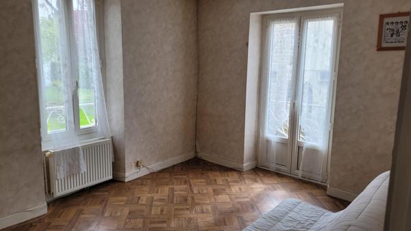 Très belle maison en pierres avec grange et terrain.