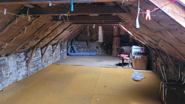 Très belle maison en pierres avec grange et terrain.