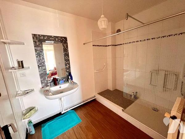 SAINT-SERVAN CENTRE - Appartement situé au 3ème étage d'une copropriété avec ascenseur en plein...