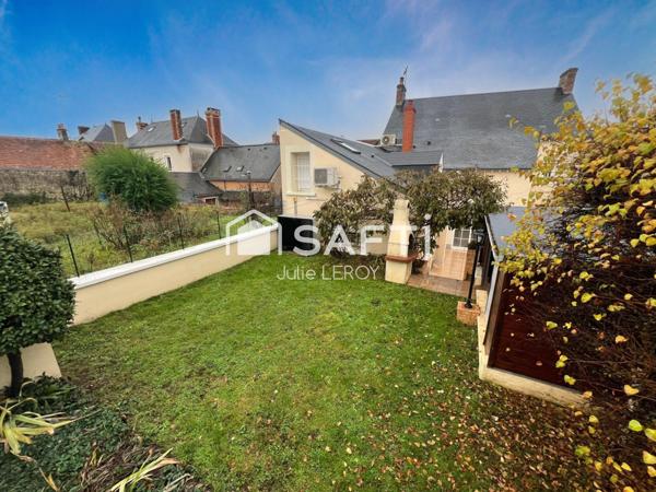 Grande maison de bourg, située à COULANS SUR GEE
